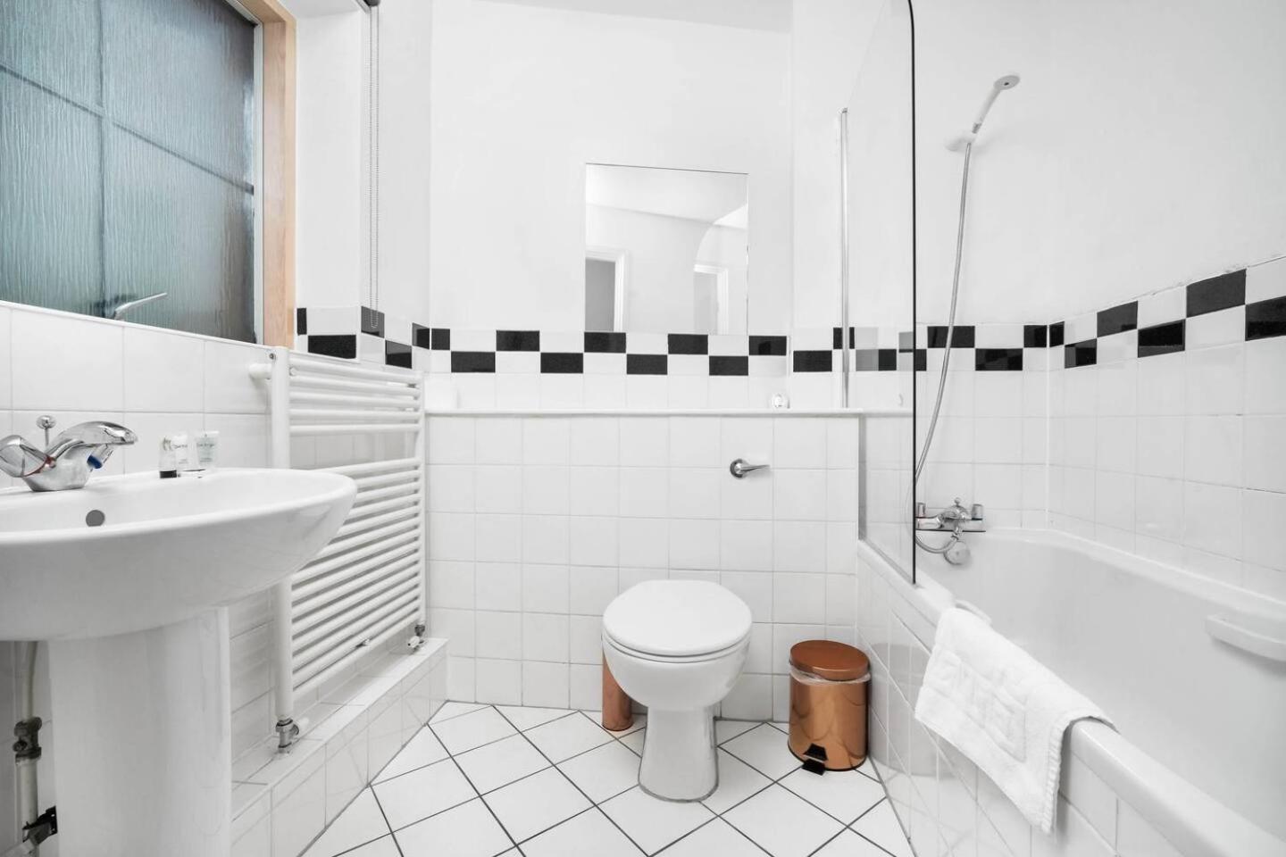 City Centre - Two Bedroom Apartment - Juliet Balcony - Secure Parking - Wifi - Smart Tv - Top Rated -33S Birmingham Exteriör bild