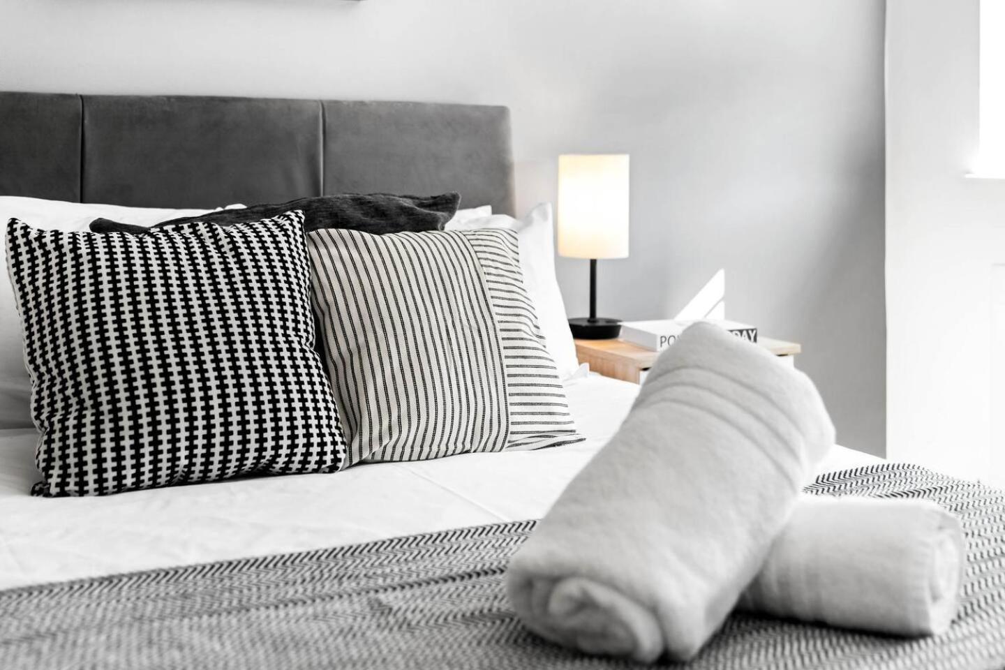 City Centre - Two Bedroom Apartment - Juliet Balcony - Secure Parking - Wifi - Smart Tv - Top Rated -33S Birmingham Exteriör bild