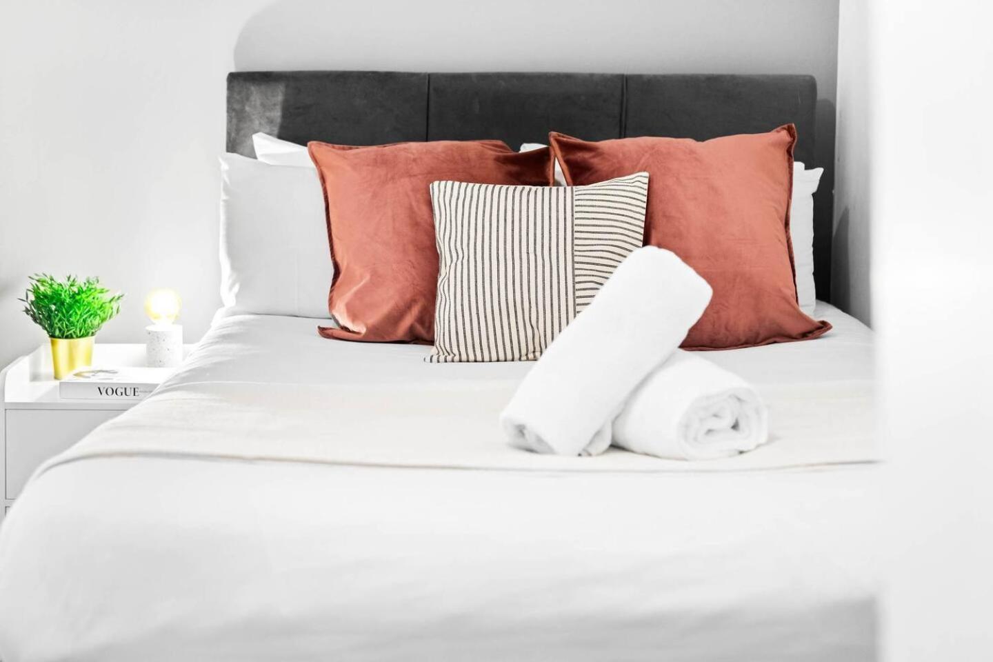 City Centre - Two Bedroom Apartment - Juliet Balcony - Secure Parking - Wifi - Smart Tv - Top Rated -33S Birmingham Exteriör bild